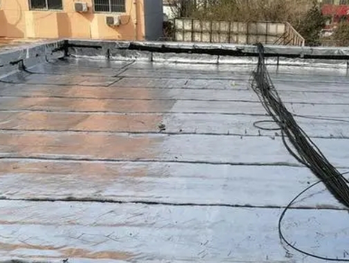 天心卫生间漏水维修公司分享下天心屋面楼顶防水刚性防水层施工要点。